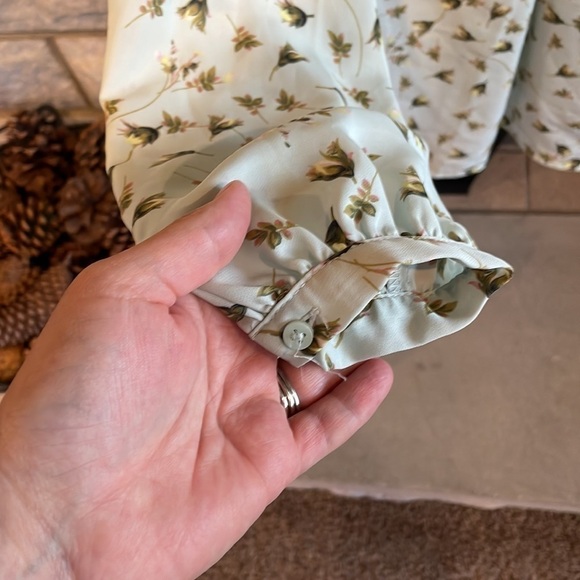 Lauren Conrad v-neck and v-back long sleeve floral blouse size XS - Picture 4 of 5